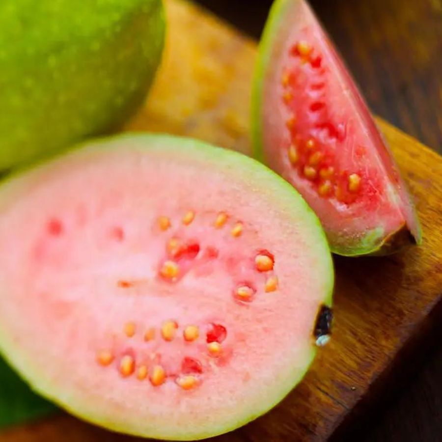 শীতের সময় স্বাভাবিকভাবেই জল কম পান করা হয়। আর তাতে সামগ্রিক স্বাস্থ্যের উপর মারাত্মক প্রভাব তৈরি করে।  বিশেষজ্ঞদের মতে, শীতে তাপমাত্রা কমে যাওয়ায় শরীর শুষ্ক থাকে। যার কারণে মানুষের পিপাসার মাত্রা কমে যায়। জল না খাওয়া বা কম জল পান করার কারণে শরীর ডিহাইড্রেটেড হয়ে যায়