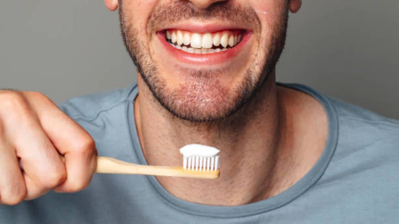 Dental Health: দাঁতের ফাঁকে-ফাঁকে আটকে যাচ্ছে খাবার, সমস্যা এড়াতে দ্রুত বদলে ফেলুন টুথব্রাশ