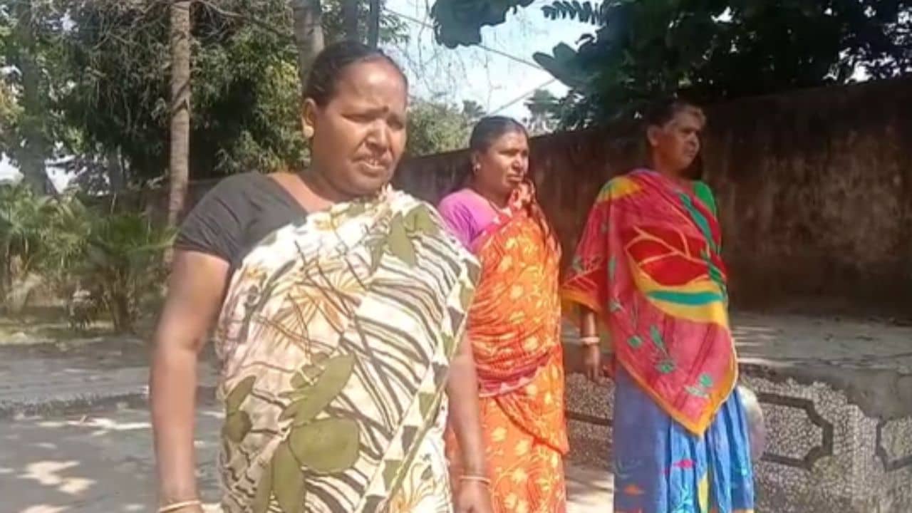 Baguiati deadbody recover: বাগুইআটি থানা সংলগ্ন পুকুরের জলে মহিলাকে অদ্ভুত অবস্থায় দেখলেন এলাকাবাসী