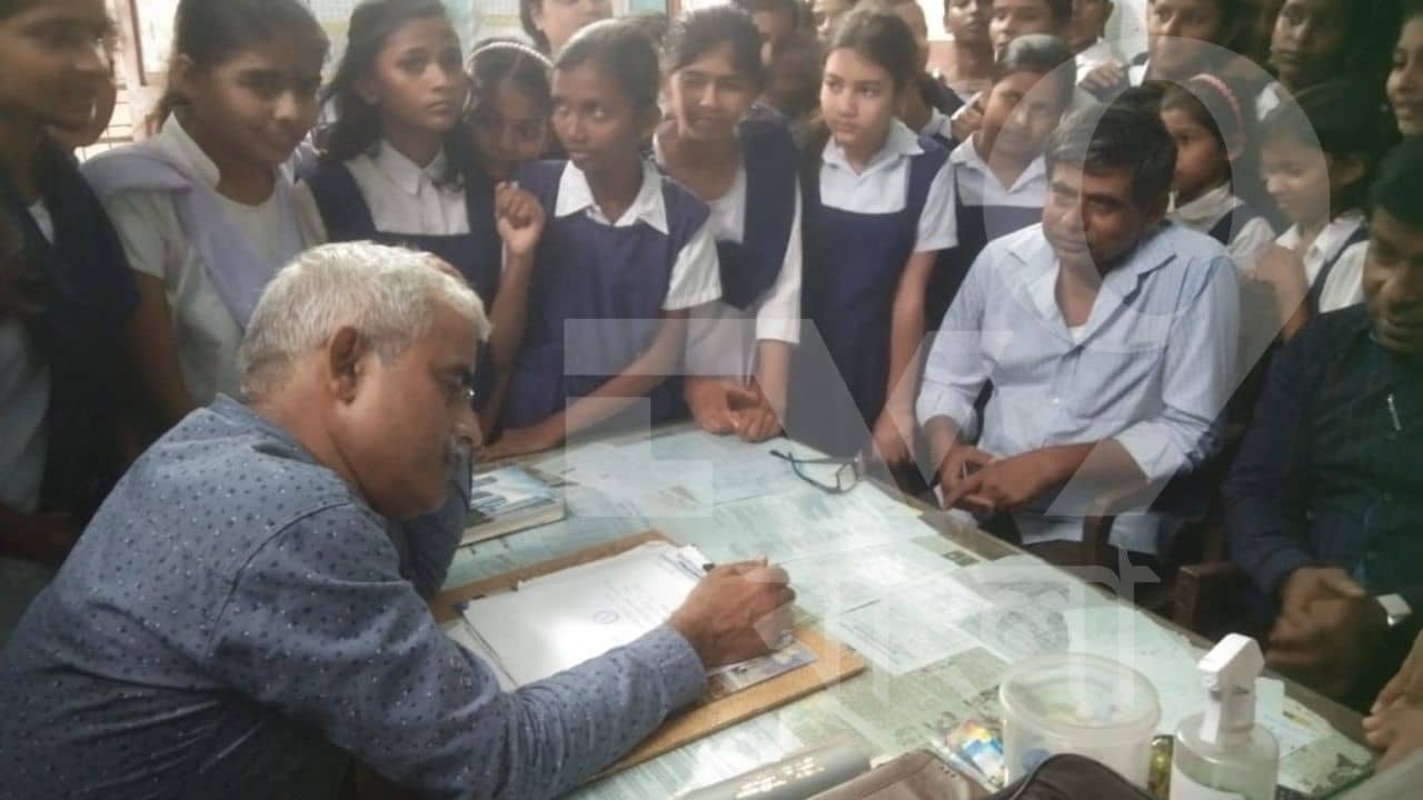 Bankura: কচি-কাঁচাদের হৃদমাঝারে প্রধান শিক্ষক, আবদার শুনে বদলালেন বাড়ির কাছে বদলির সিদ্ধান্ত