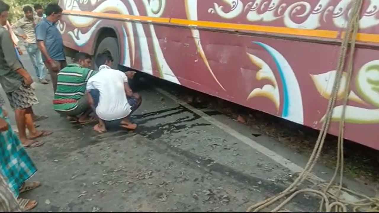 Basirhat Accident: রেষারেষির মাঝেই বাইককে পাশ কাটাতে গিয়ে বিপত্তি, নয়ানজুলিতে সরাসরি গিয়ে ঢুকল যাত্রীবাহী বাস