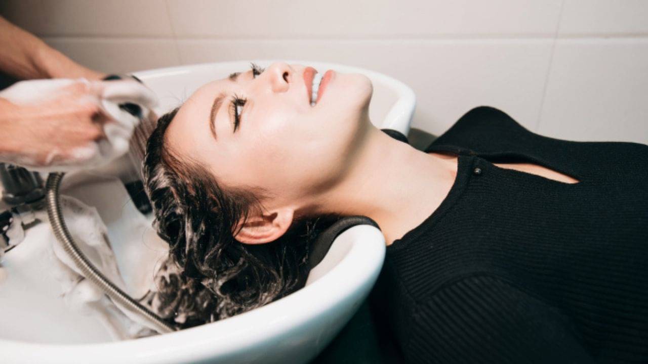 Beauty Parlour Stroke: স্যালোঁয় গেলে এবার সাবধান! শ্যাম্পু করাতে গিয়ে বিউটি পার্লার স্ট্রোকে আক্রান্ত মহিলা!
