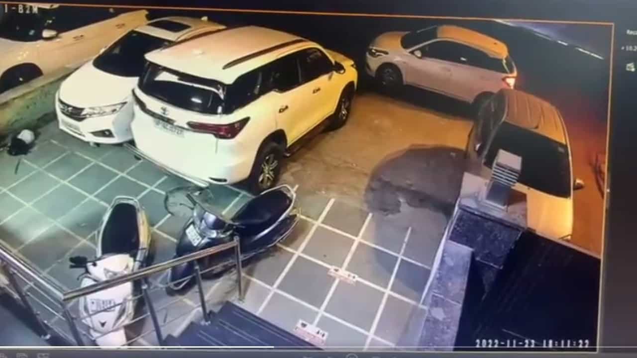 SUV Stolen: তিহার জেলের সামনে থেকে চুরি গেল SUV, সিসিটিভি ফুটেজ পোস্ট করে ক্ষোভ প্রকাশ কংগ্রেস নেত্রীর SUV Stolen: তিহার জেলের সামনে থেকে চুরি গেল SUV, সিসিটিভি ফুটেজ পোস্ট করে ক্ষোভ প্রকাশ কংগ্রেস নেত্রীর
