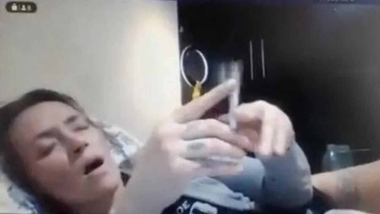 Woman Judge: মহিলা বিচারক অর্ধনগ্ন হয়ে সিগারেট খাচ্ছেন! শুনানির দৃশ্য ভাইরাল হতেই সাসপেন্ড