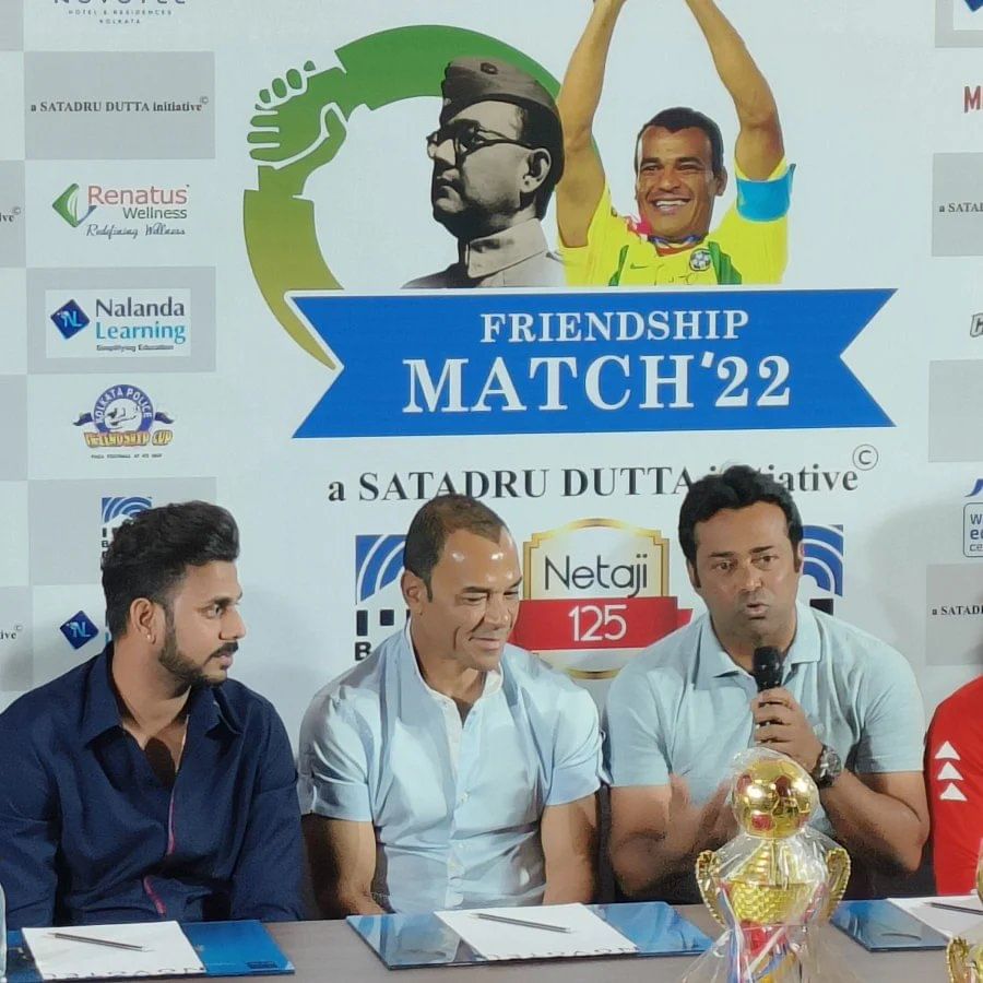 শনিবার কলকাতা পুলিশ ফ্রেন্ডশিপ কাপে খেলেছেন কাফু। মহমেডান স্পোর্টিংয়ের মাঠে হয়েছে এই প্রর্দশনী ম্যাচ। তার আগে সাংবাদিক বৈঠকে উপস্থিত ছিলেন কাফু। ব্রাজিলের বিশ্বকাপজয়ী অধিনায়কের সঙ্গে সেই সাংবাদিক বৈঠকে উপস্থিত ছিলেন টেনিস তারকা লিয়েন্ডার পেজ এবং রাজ্যের ক্রীড়া প্রতিমন্ত্রী মনোজ তিওয়ারি এবং প্রাক্তন ফুটবলার আলভিটো ডি কুনহাও। (নিজস্ব চিত্র)
