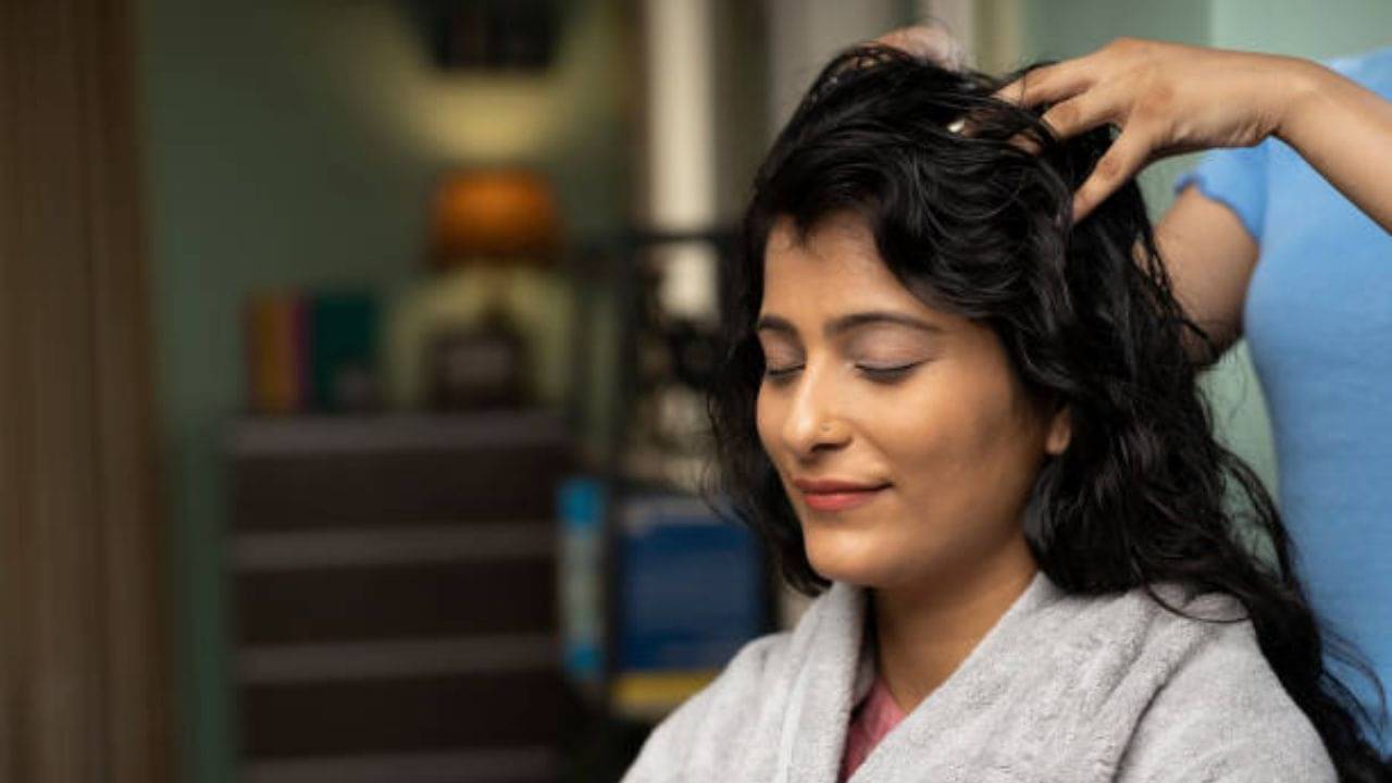 Hot Oil Massage: ঘন চুলের অধিকারী হতে চান? হট অয়েল ম্যাসাজ করুন নিয়মিত