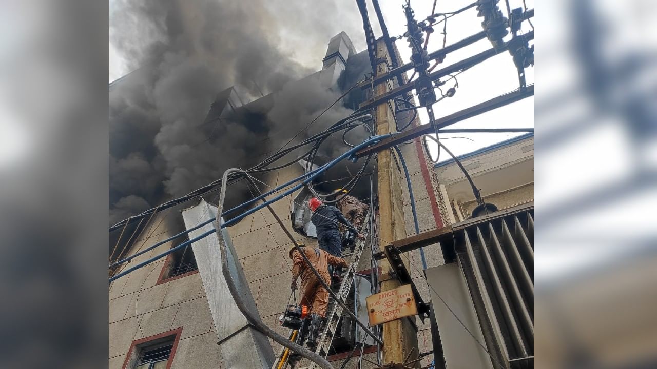 Delhi Factory Fire: দিল্লিতে কারখানায় ভয়াবহ আগুনে মৃত ২, ঘটনাস্থলে দমকলের ১০ টি ইঞ্জিন