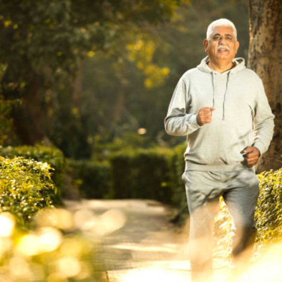 নিয়ম করে হাঁটতে হবে। রোজ ৩০ মিনিট হাঁটতে পারলে খুব ভাল। জিমে ওয়েট লিফটিং, মাসল ট্রেনিং করতে হবে। এতে শরীরে ইনসুলিনের সমতা বজায় থাকে। সেই সঙ্গে ডায়াবেটিস নিয়ন্ত্রণে রাখতে  এই নিয়মে জিম করলে ফল পাবেন। 