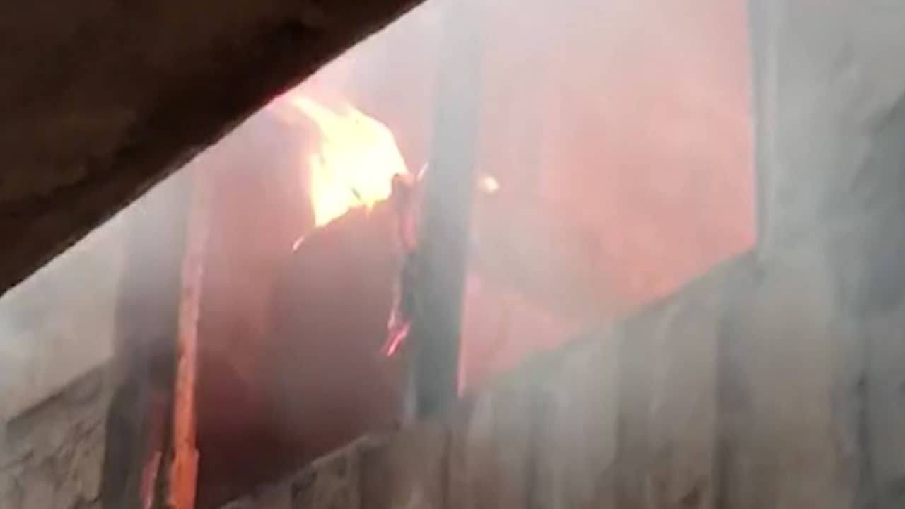 Dunlop Fire: বিকট শব্দ, ডানলপে বহুতলে বিস্ফোরণ, ২ ঘণ্টা পর নিয়ন্ত্রণে আগুন