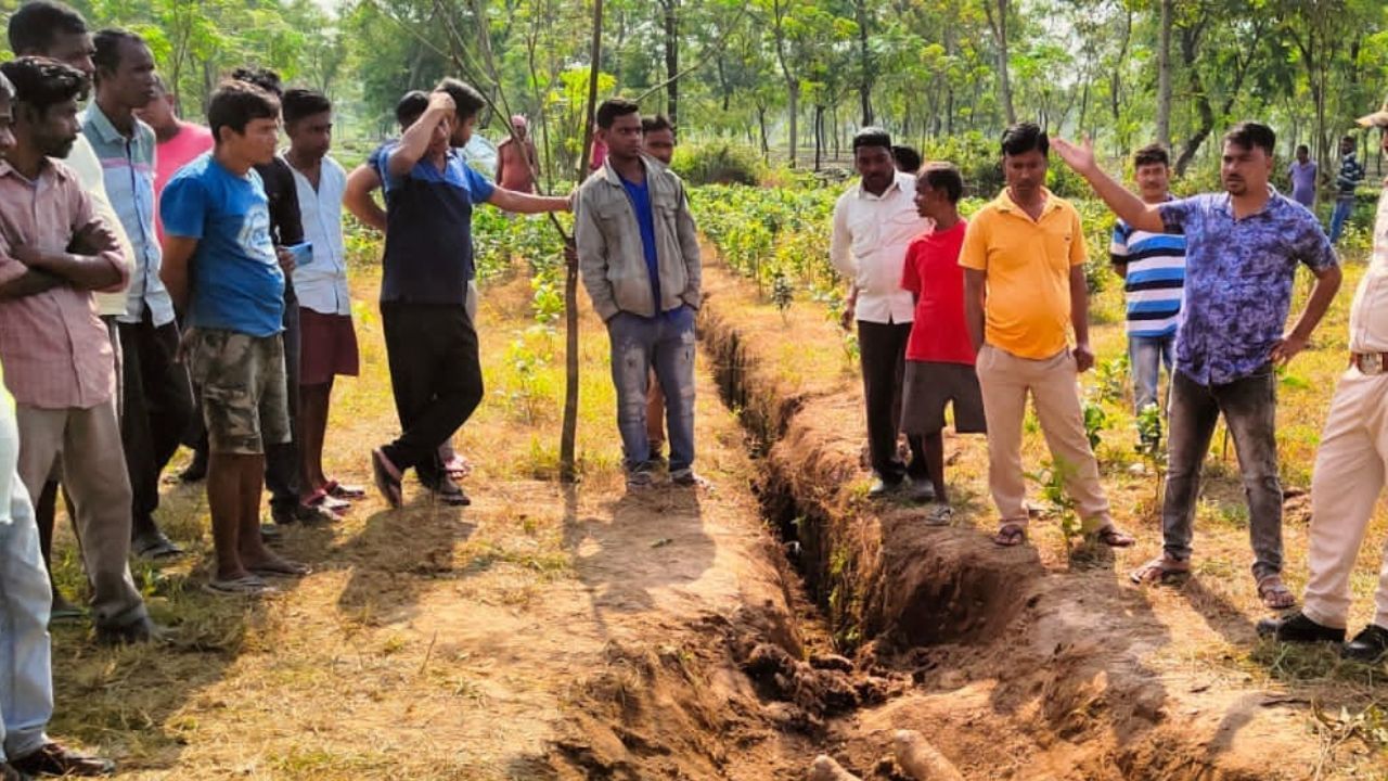 Dooars: বড়দের সঙ্গেই ঘুরতে এসে পা হড়কে পড়ে যায় নালায়, উদ্ধারের সময়ে পায়ের চাপে মাটির ধসেই মৃত্যু খুদের...