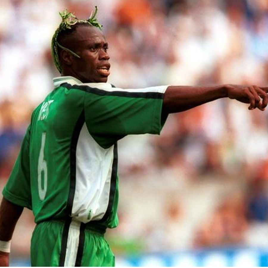 নাইজেরিয়ার ফুটবলার তারিবো ওয়েস্টের (Taribo West) হেয়ার স্টাইল এঁদের মধ্যে বোধ হয় সবচেয়ে ব্যতিক্রমী। জার্সির মতোই চুলের রংও সবুজ। ১৯৯৮ বিশ্বকাপে আলোচনার কেন্দ্রে ছিল তাঁর হেয়ার স্টাইল। (ছবি : টুইটার)