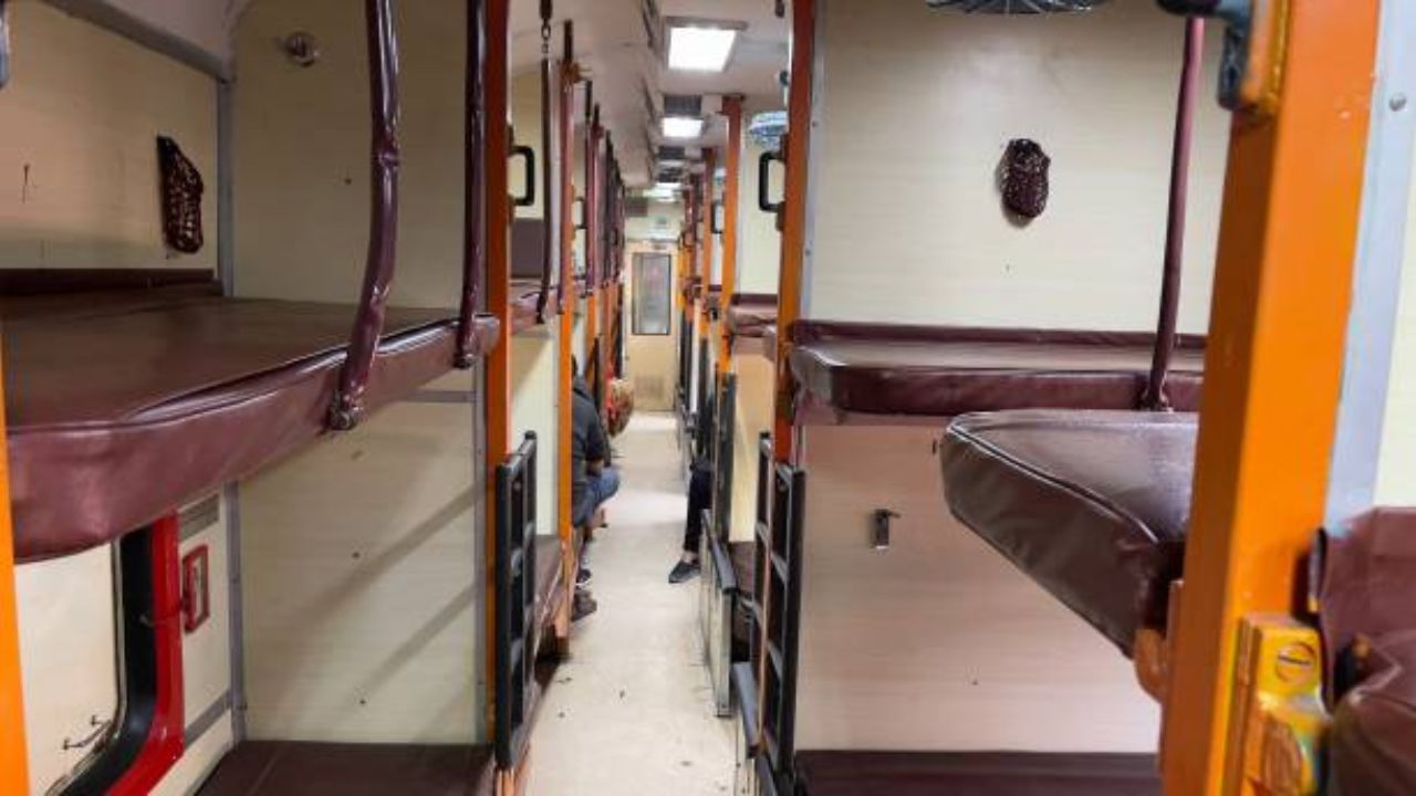 Indian Railway: ট্রেনে টয়লেটের পাশে সিট পড়ার ভয়? টিকিট বুকিংয়ের সময় এই টোটকা কাজে লাগান
