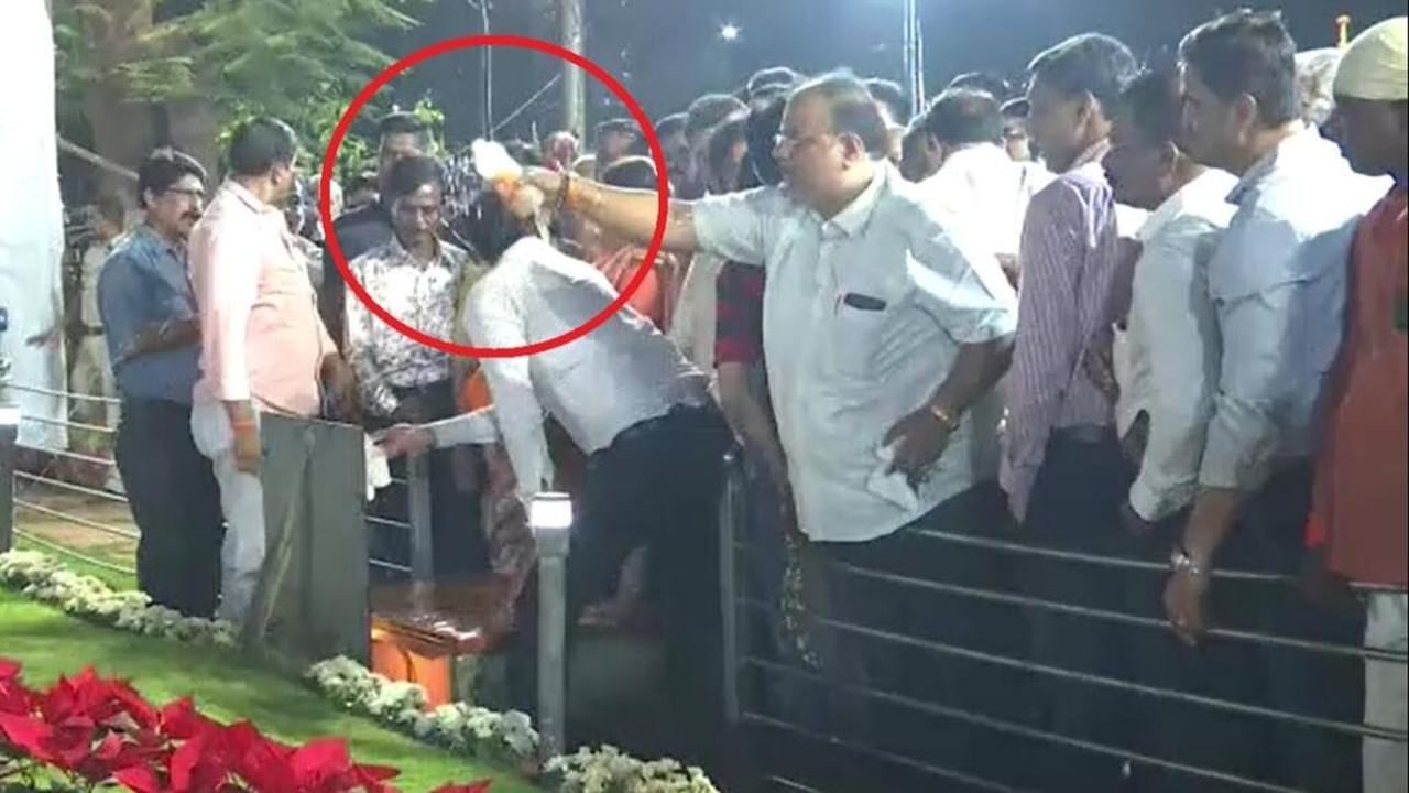 Shiv Sena: মুখ্যমন্ত্রী একনাথ শিন্ডের সফরের পর 'গোমূত্র' দিয়ে ধোয়া হল ঠাকরে মেমোরিয়াল