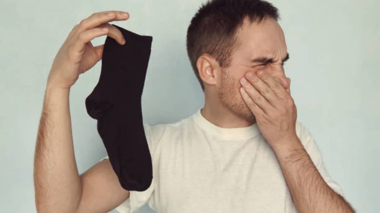 Smelly Feet: শীতে মোজা পরায় পায়ে দুর্গন্ধ ছাড়চ্ছে? চটজলদি সমাধান লুকিয়ে আপনার হেঁশেলে