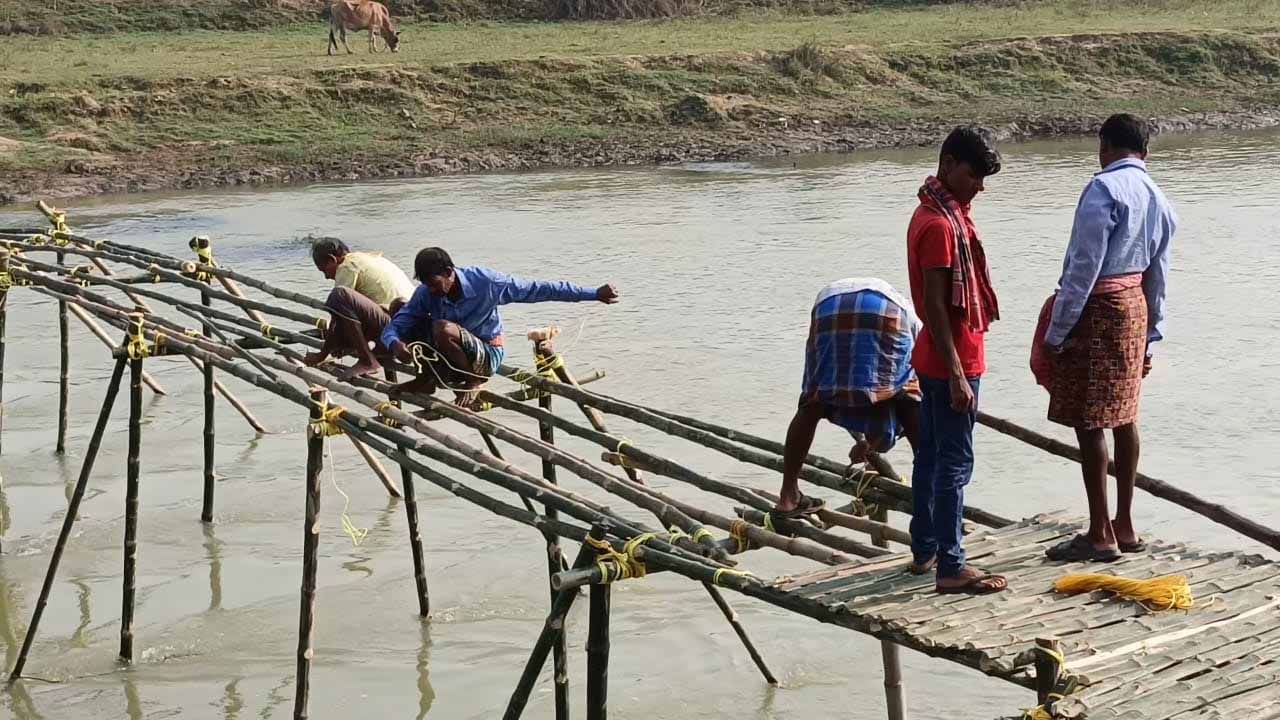 Ghatal Bridge: দুর্ঘটনাতেও হুঁশ ফেরে না প্রশাসনের, গ্যাঁটের কড়ি দিয়ে সাঁকো তৈরি শুরু করলেন গ্রামবাসীরাই