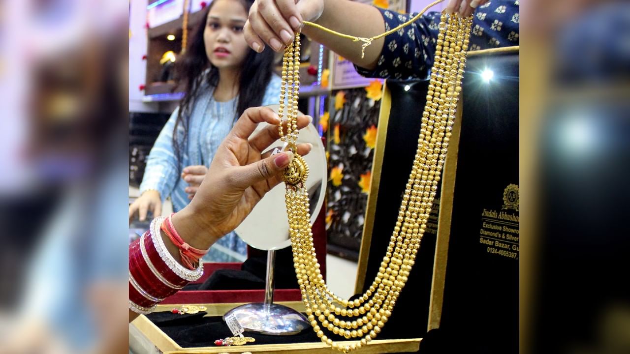 Gold Price Today: সোনার দামে ঝলসে যাবে চোখ, অনেকটা হারে দাম বাড়ল হলুদ ধাতুর