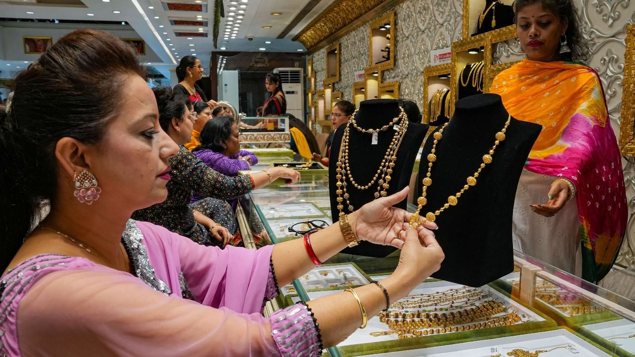 Gold Price Today: বিয়ের মরশুমে স্বস্তি ক্রেতাদের, দাম কমল সোনা-রুপোর