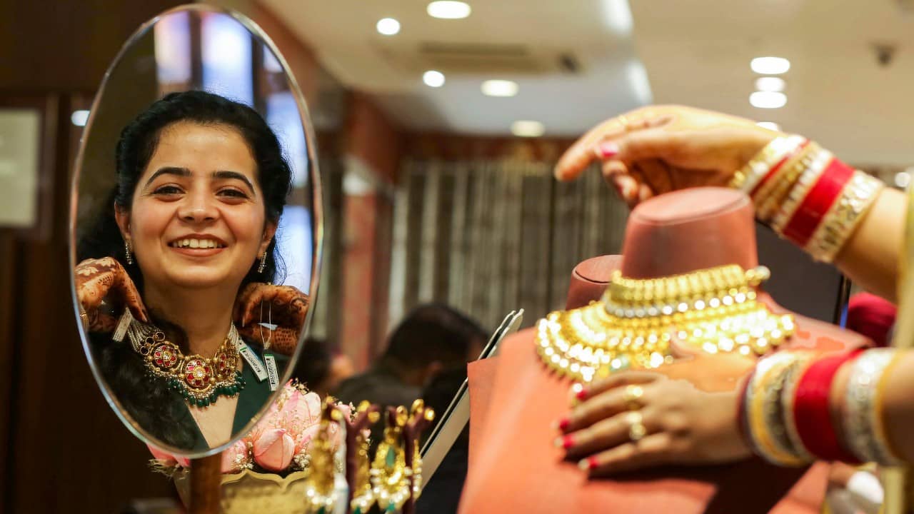 Gold Price Today: ফের পতন সোনার দাম, আজ কলকাতায় সোনার দর কত?