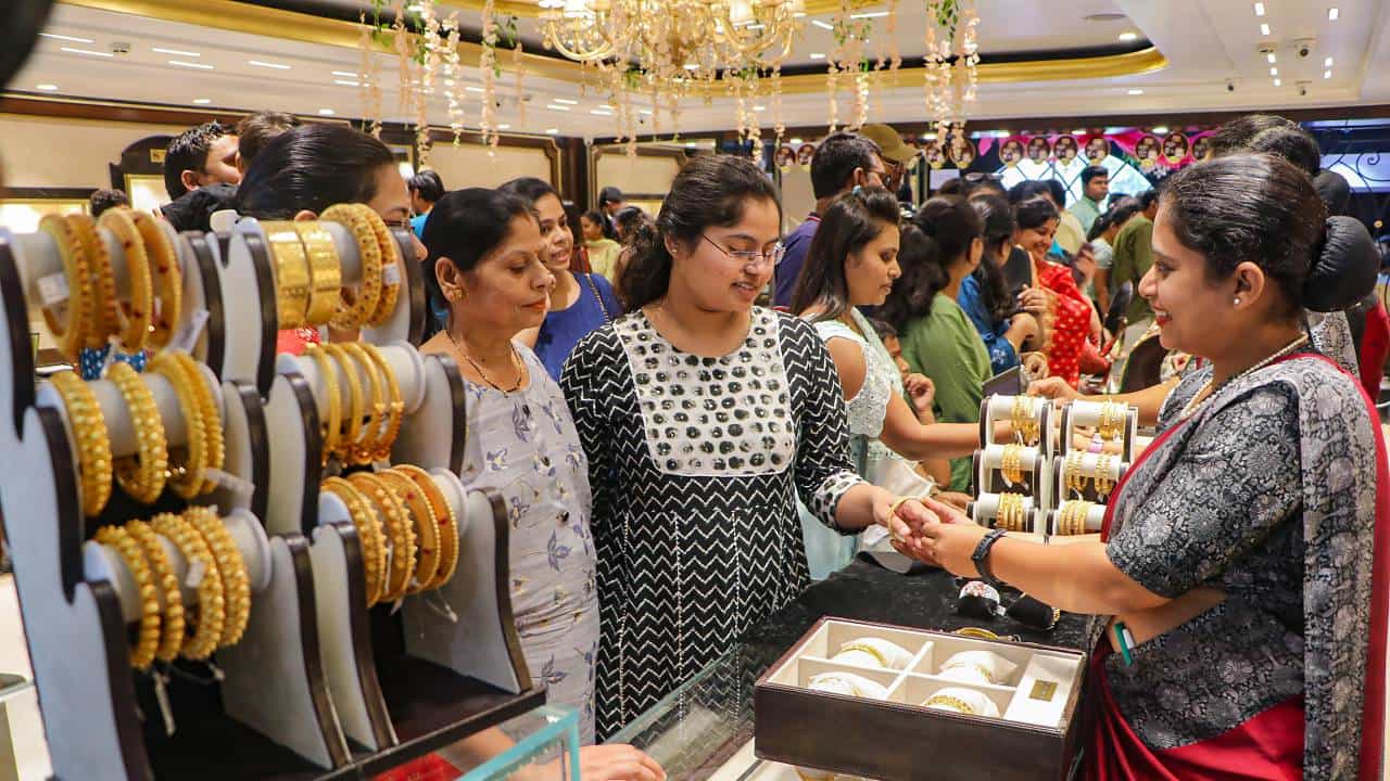 Gold Price Today: সপ্তাহের প্রথমদিনে কত দরে বিকোচ্ছে সোনা? Gold Price Today: সপ্তাহের প্রথমদিনে কত দরে বিকোচ্ছে সোনা?