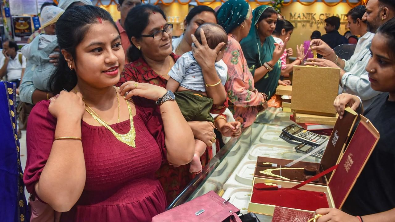 Gold Price Today: মঙ্গলে দাম কমল সোনার, বাজারে কত টাকায় মিলবে সোনা?