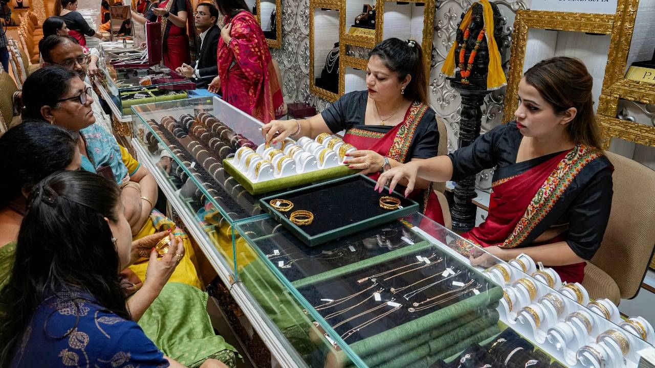Gold Price Today: এক সপ্তাহে সর্বনিম্ন হল সোনার দাম, আজ কত দরে বিকোচ্ছে হলুদ ধাতু?