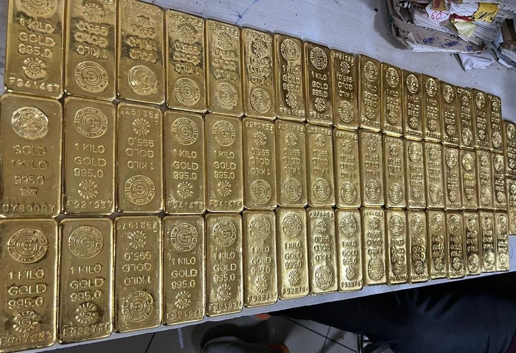 Gold Seized: বিশেষ নকশা করা বেল্ট, শুল্ক দফতরের 'চোখে' ধরা পড়ল  কোটি কোটি টাকার সোনা