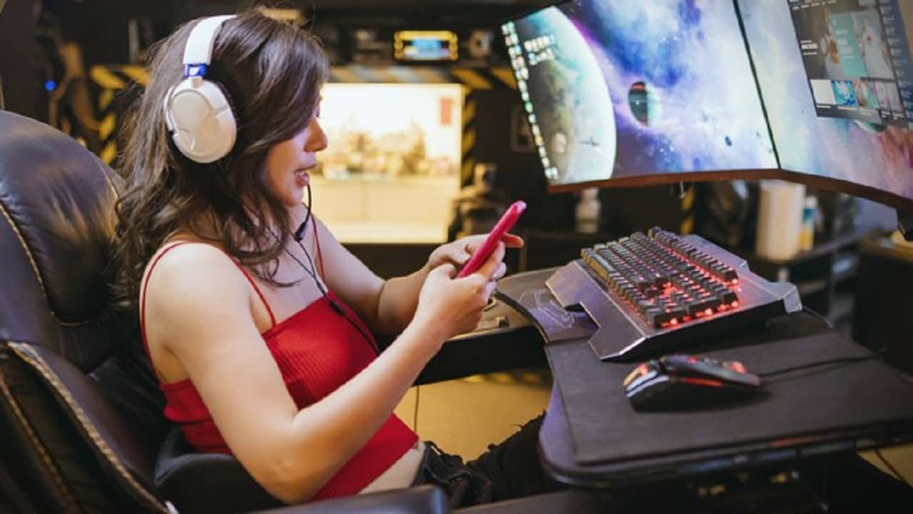 PC vs Mobile Gaming: স্মার্টফোন নির্মাতাদের মনে বিরাট ভয় ধরাল দেশের গেমিং শিল্প, তলানিতে ঠেকতে পারে মোবাইলের বিক্রিবাট্টা?