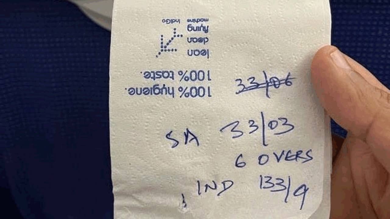 Cricket Score: কত রান হল? মাঝ-আকাশে যাত্রীকে চিরকুটে খেলার স্কোর পাঠালেন পাইলট, মজাদার ঘটনা মন জিতল নেটিজ়েনদের