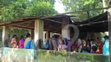 Anganwadi Centre: নেই রান্নার ঘর, ভেঙে ঝুলছে অ্যাসবেস্টস, অঙ্গনওয়াড়ি কেন্দ্রের বেহাল দশায় চিন্তিত অভিভাবকরা
