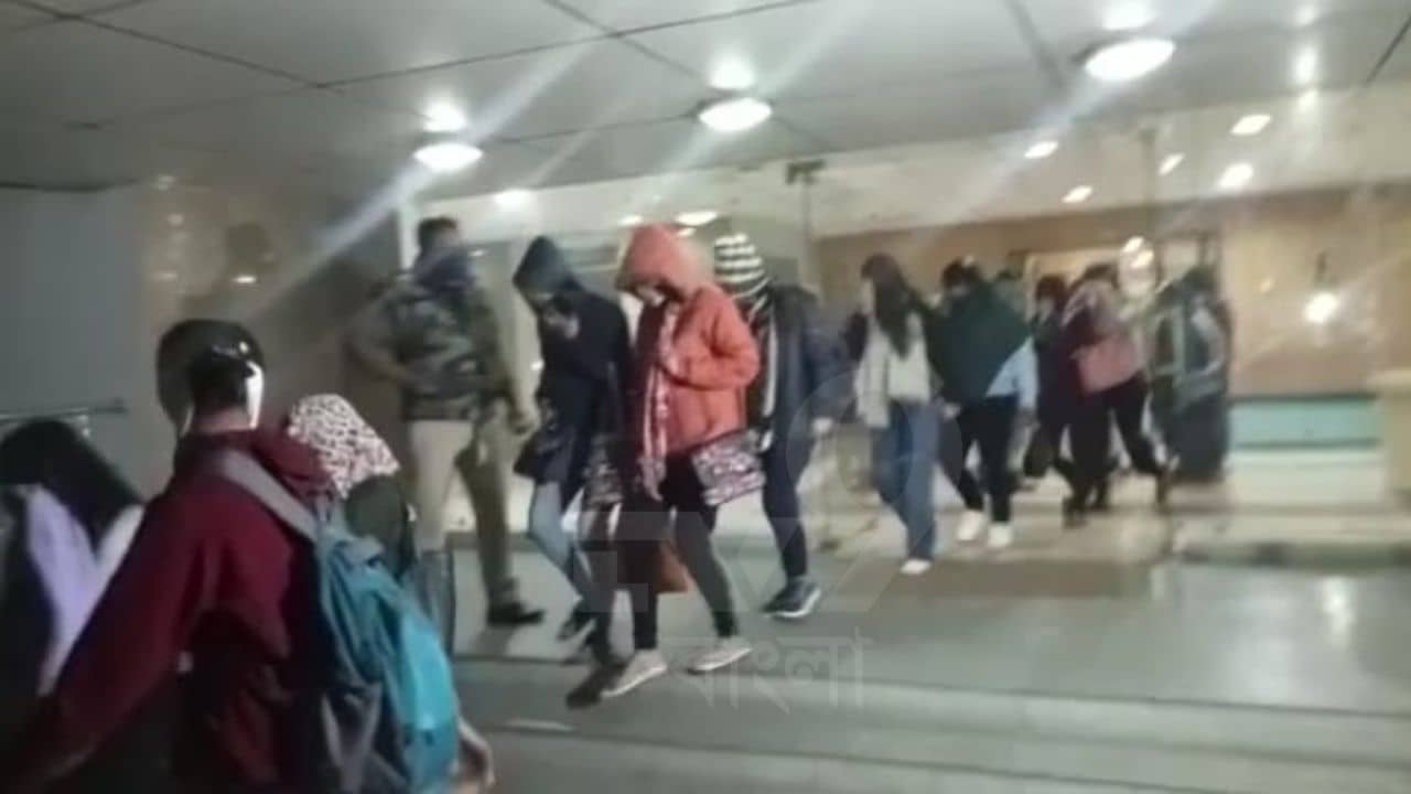 Howrah: রাতের অন্ধকারে অফিসের ভিতরে এ কী কাণ্ড! ১৫ মহিলা সহ ৫৪ জনকে বের করল পুলিশ