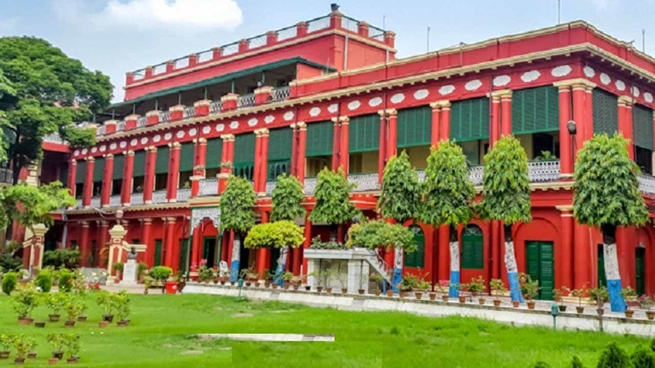 Jorasanko Thakur Bari: রবি ঠাকুরের বাড়িতে তৃণমূলের অফিস, ঝুলছে রাজনৈতিক নেতাদের ছবি, জোর বিতর্ক Jorasanko Thakur Bari: রবি ঠাকুরের বাড়িতে তৃণমূলের অফিস, ঝুলছে রাজনৈতিক নেতাদের ছবি, জোর বিতর্ক