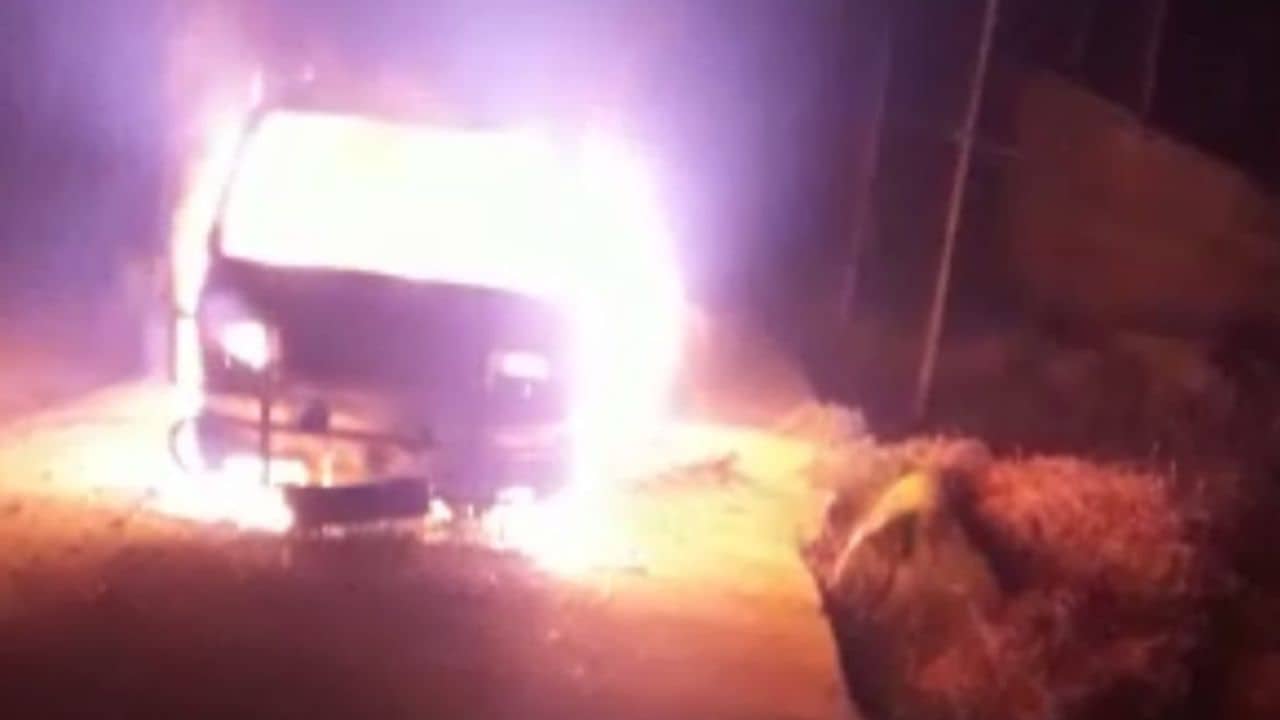 Katwa: ভোরের আলো সবে ফুটছে, দাউ দাউ করে জ্বলছিল গাড়িটা, ভিতরের দৃশ্য দেখে হাড়হিম গ্রামবাসীদের