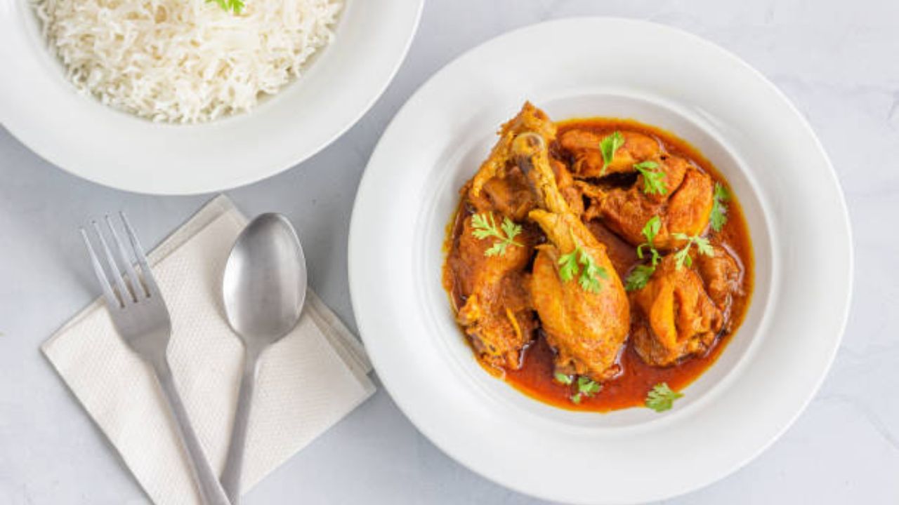 Chicken Curry: শীতের দিনে ধাবার স্বাদ আসুক বাড়িতেই, বানিয়ে ফেলুন এই স্পেশ্যাল চিকেন কারি