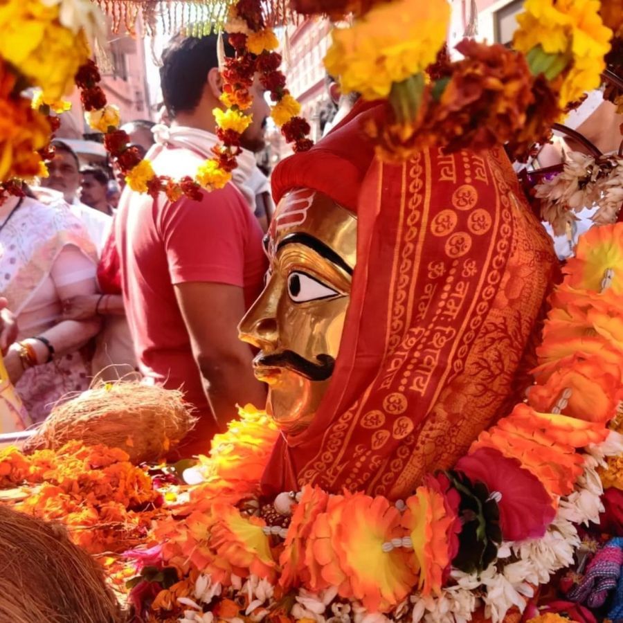  ভক্তরাই মহাভোগের নানা উপাদান সংগ্রহ করে দেন। প্রভু ভৈরবনাথকে ওই ভোগ নিবেদন করা হয়ে গেলে, প্রসাদ ভাগ করে দেওয়া হয় ভক্তদের মধ্যে। এই মহাভোগের উপকরণ সত্যিই চমকপ্রদ। কী কী থাকে মহাভোগে? দেখা যাক—