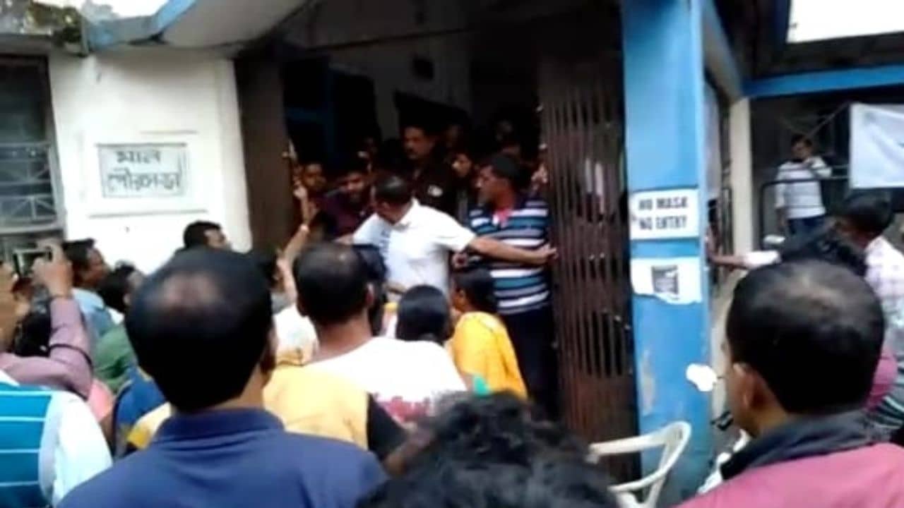 Jalpaiguri TMC Clash: পুরসভার সামনেই হাতাহাতিতে জড়ালেন দুই কাউন্সিলর, উত্তপ্ত মালবাজার