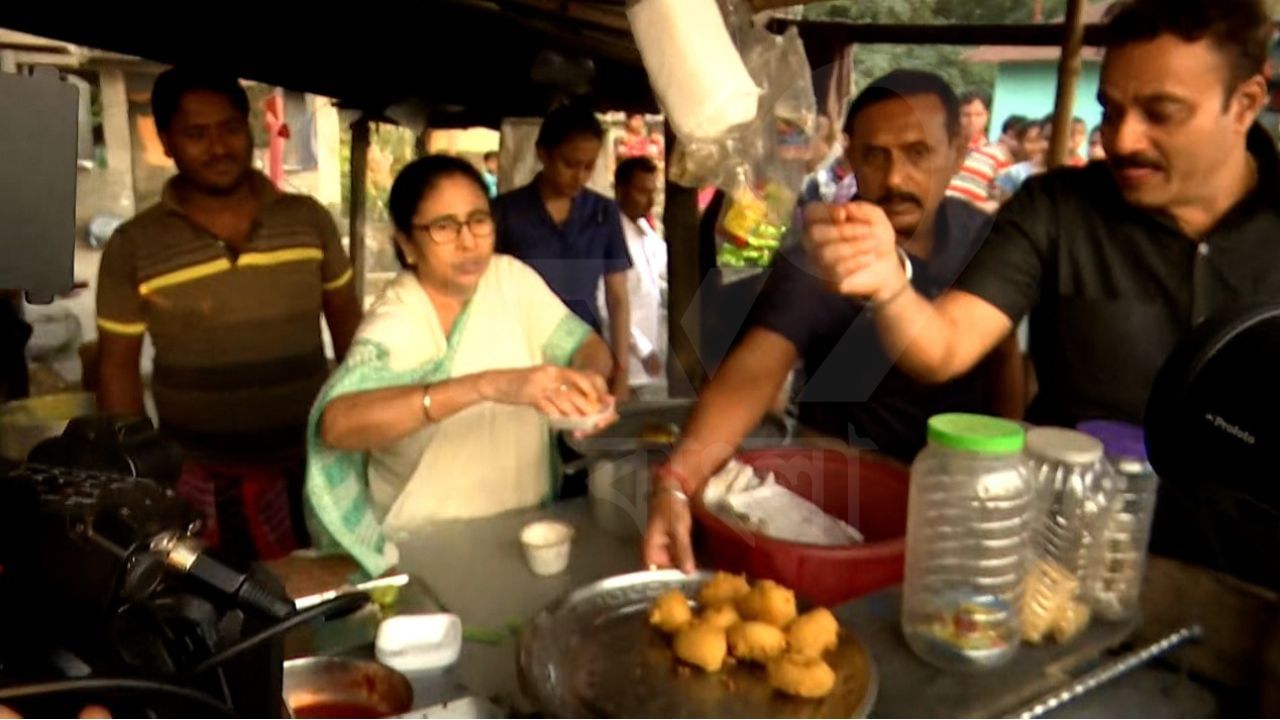 সামনে পঞ্চায়েত ভোট। তার আগে জমি শক্ত করতে মরিয়া সব দল। ময়দানে নেমেছেন খোদ তৃণমূল সুপ্রিমো। আজ বেলপাহাড়িতে কর্মী সভা করেন মমতা। সেখানে ১০০ দিনের বকেয়া টাকার জন্য সরব হন তিনি। এরপর সন্ধ্যে নাগাদ মুখ্যমন্ত্রী দেখা গেল চপের দোকানে। চপ-ফুলরি ভাজার পাশাপাশি তা বিতরণ করতেও দেখা যায় তাঁকে।