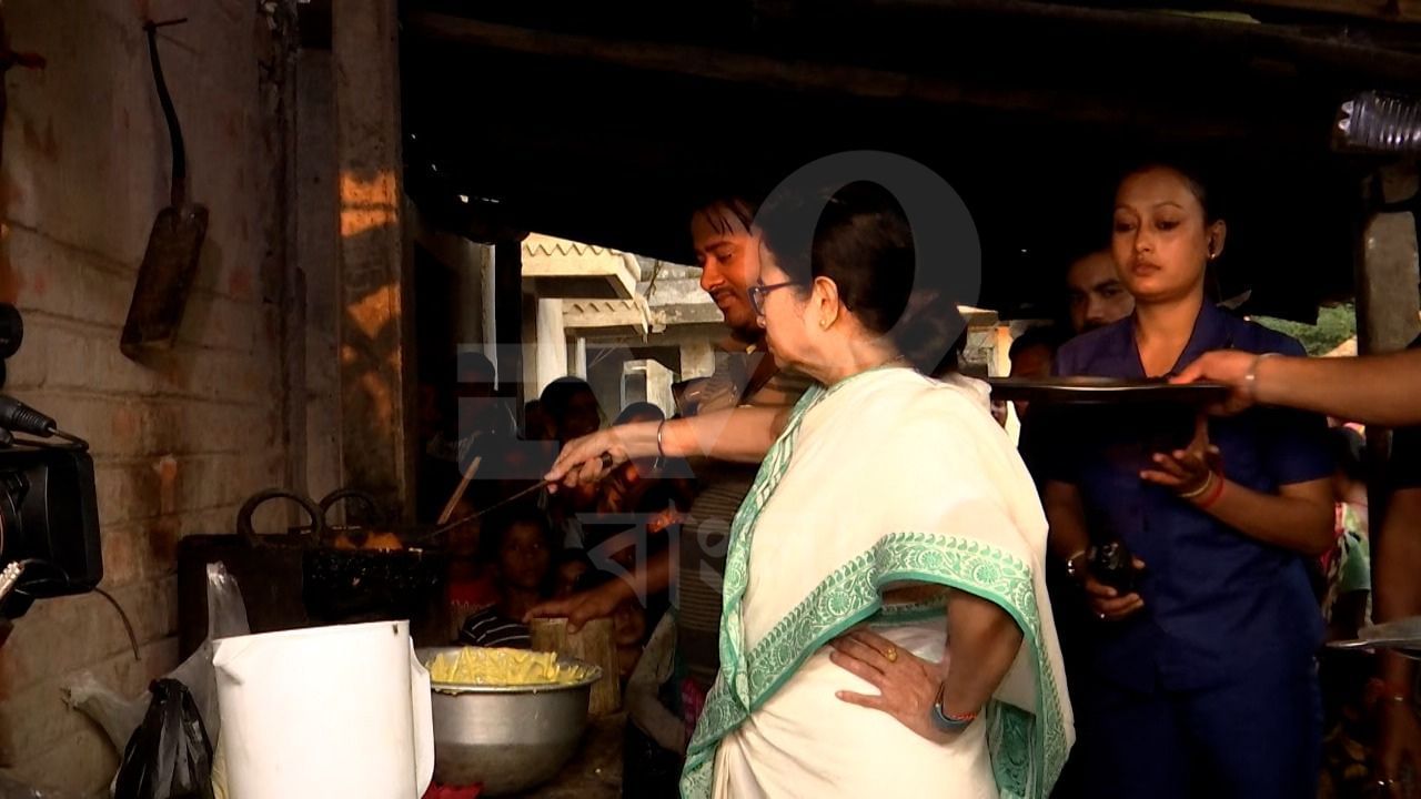 এরপর তৈরি করা চপ কড়ায় ছাড়েন। তা ভাজতে শুরু করেন।বাটি হাতে নিয়ে চপ-ফুলুরি দিতে দেখা যায় তাঁকে। সকলকে বলেন, 'তুমি খাও, তুমি নাও...'