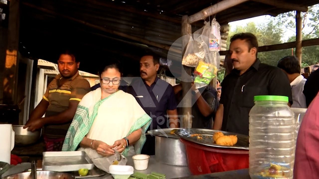 একই সঙ্গে যে সকল ছোট-ছোট শিশুরা সেখানে উপস্থিত ছিল। তাদেরও চকলেট দেন মুখ্যমন্ত্রী। ওই দোকানের লজেন্সের কৌটো খুলে তা থেকে চকলেট বের করে শিশুদের লজেন্স দিতে দেখা যায় তাঁকে। 