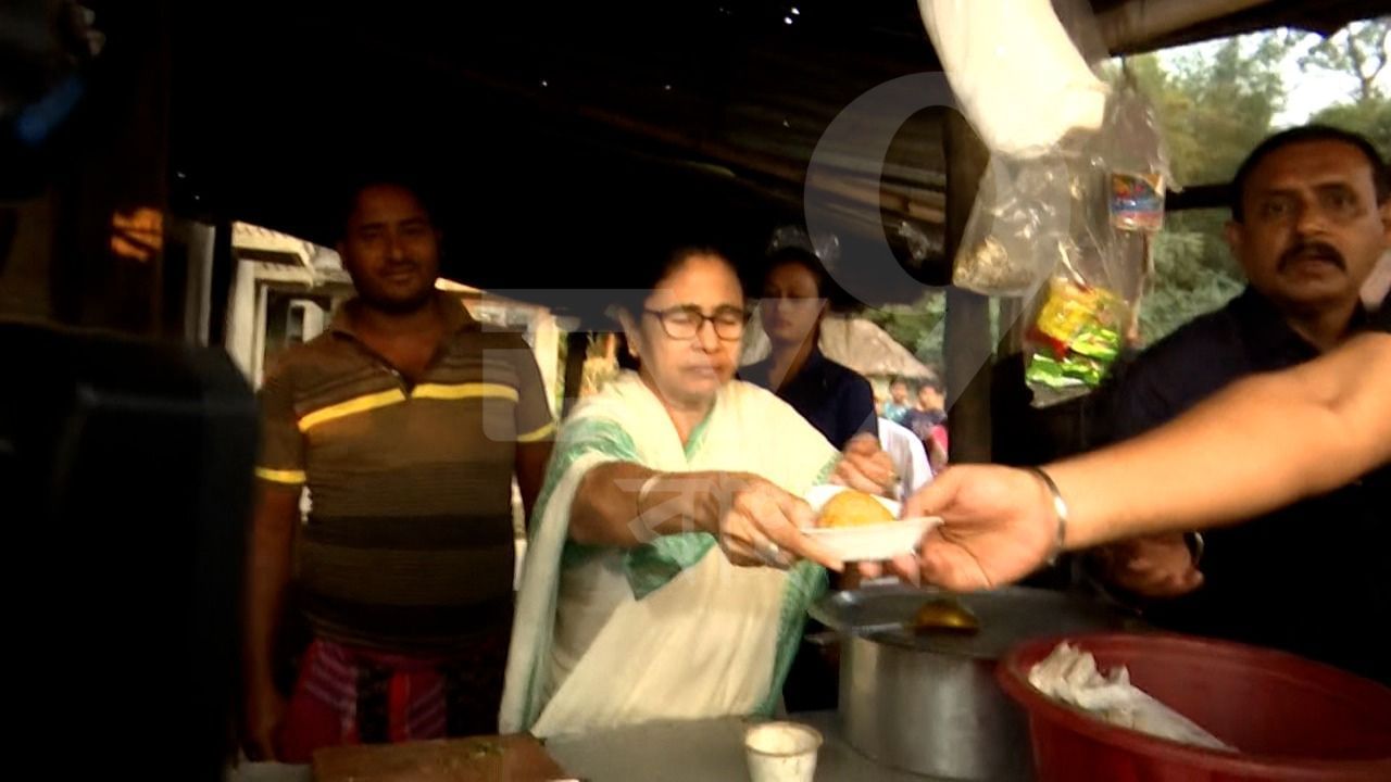 এরপর কাগজের ঠোঙা বানিয়ে, তারমধ্যে ফুলুরি ভরে তা সকলের উদ্দেশে বিক্রি করতে দেথা যায় মমতা বন্দ্যোপাধ্যায়কে। বলাই চলে জনসংযোগ এইভাবেই সারলেন তিনি।