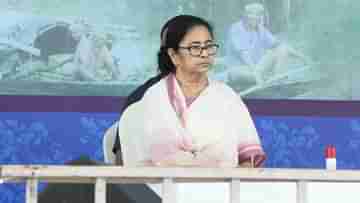 Mamata Banerjee:যতক্ষণ না আসছে... আমি বসলাম, মঞ্চে নজিরবিহীনভাবে চুপটি করে বসেই রইলেন মমতা
