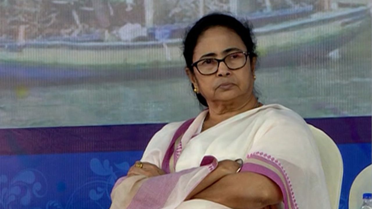 CM Mamata Banerjee: চুপ থেকে কী বার্তা দিলেন মমতা? বিরোধীদের কটাক্ষ, ‘সবই নাটক’