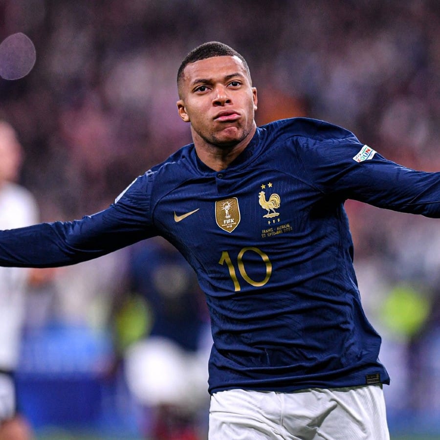 কিলিয়ান এমবাপে: জাতীয় দলের সতীর্থ করিম বেঞ্জেমা ব্যালন ডি'অর জিতলেও বর্তমান ফ্রান্স দলের সবচেয়ে গুরুত্বপূর্ণ খেলোয়াড় হচ্ছেন কিলিয়ান এমবাপে। ২০১৮ বিশ্বকাপ জয়ী দলের সদস্য ছিলেন এমবাপে। পেলের পর বিশ্বকাপ ফাইনালে গোল করেছিলেন কোনও টিনএজার ফুটবলার। বর্তমানে এমবাপের বয়স ২৩। রাশিয়ায় সেরা তরুণ খেলোয়াড়ের ট্রফি জেতা এমবাপে ফ্রান্সের খেতাব ধরে রাখতে সেরাটা উজাড় করে দেবেন।(ছবি:টুইটার)