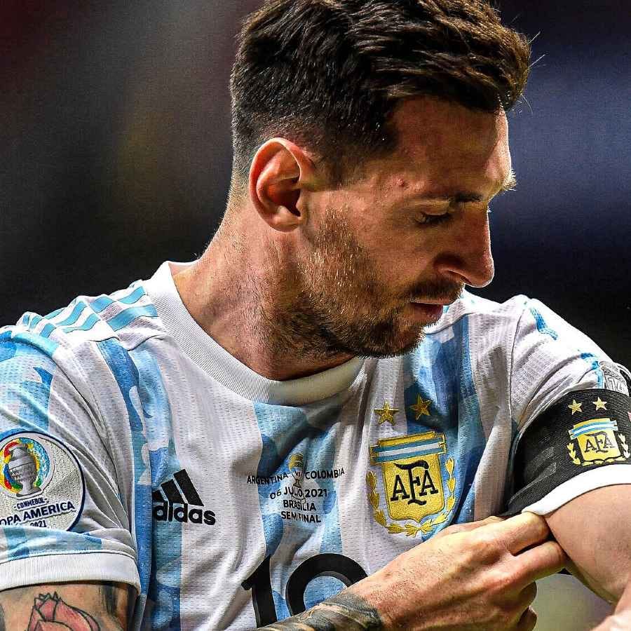 লিওনেল মেসি: তর্কাতীতভাবে সর্বকালের সেরা ফুটবলার লিওনেল মেসির পেলে, দিয়োগো মারাদোনাদের মতো ফুটবল বিশ্বকাপ ছুঁয়ে দেখার সৌভাগ্য হয়নি। গতবছর আর্জেন্টিনার হয়ে প্রথম বড় খেতাব কোপা আমেরিকা জেতেন মেসি। ৩৫ বছর বয়সী ফুটবলার জানিয়ে দিয়েছেন, কাতারেই কেরিয়ারের শেষ বিশ্বকাপ খেলবেন তিনি। দেশের হয়ে তৃতীয় এবং বুটজোড়া তুলে রাখার আগে বিশ্বকাপ জয়ের অপূর্ণ সাধ পূরণ করে যেতে চান তিনি।(ছবি:টুইটার) 