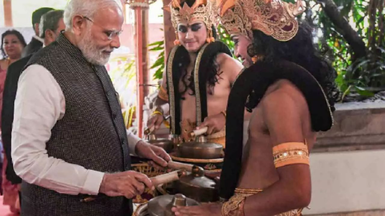 PM Narendra Modi: মিষ্টি শব্দ শুনে দাঁড়িয়ে পড়লেন, 'গেমলানে' সুরের ঝংকার তুললেন প্রধানমন্ত্রী মোদী, দেখুন ভিডিয়ো