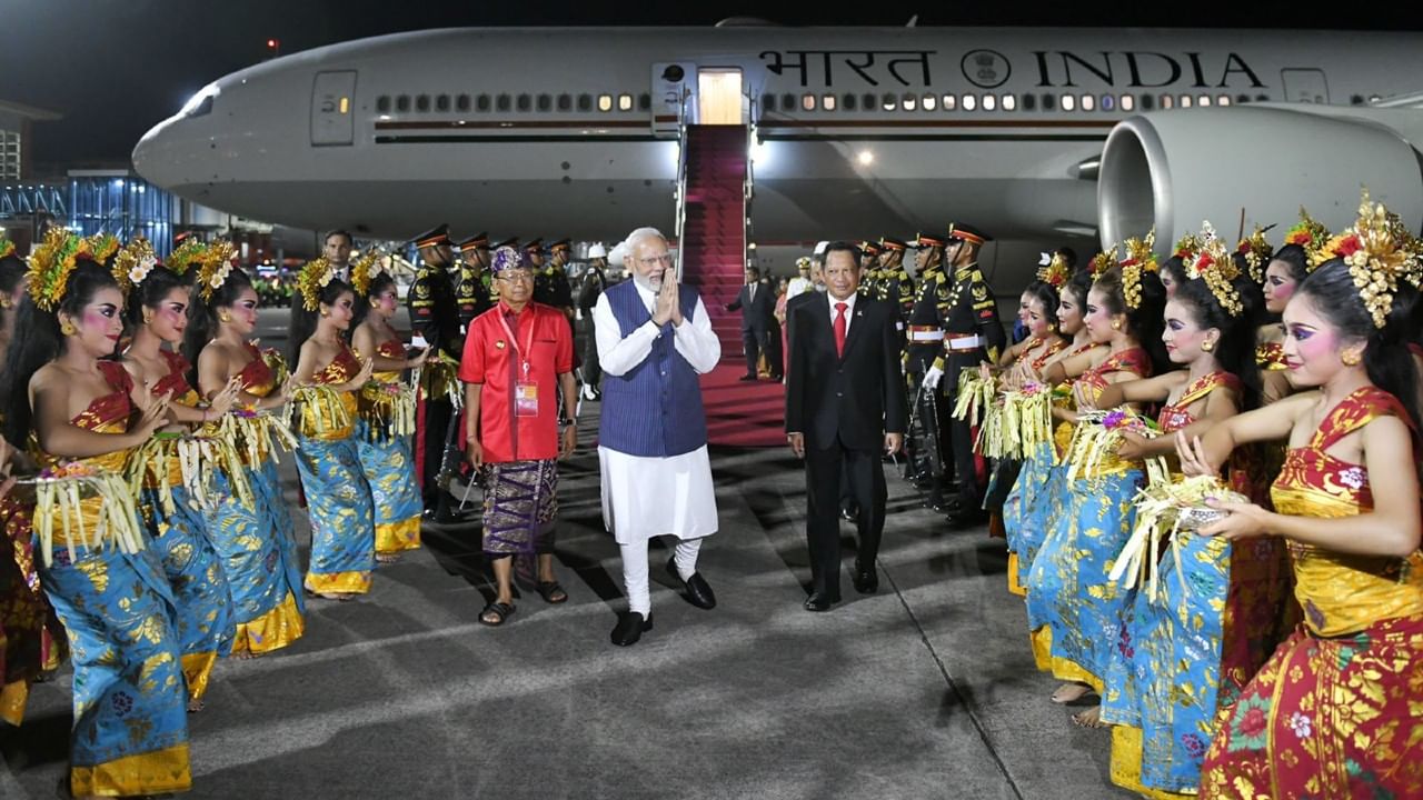 PM Modi At Bali: জি২০ সম্মেলনে যোগ দিতে বালিতে পা রাখলেন মোদী, পেলেন উষ্ণ অভ্যর্থনা