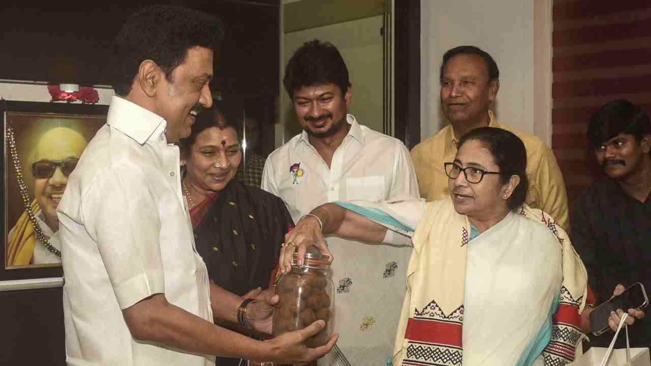 Mamata meets Stalin: 'স্ট্যালিন আমার ভাইয়ের মতো', তামিলনাড়ুর মুখ্যমন্ত্রীর বাড়িতে 'অরাজনৈতিক' আলোচনা মমতার