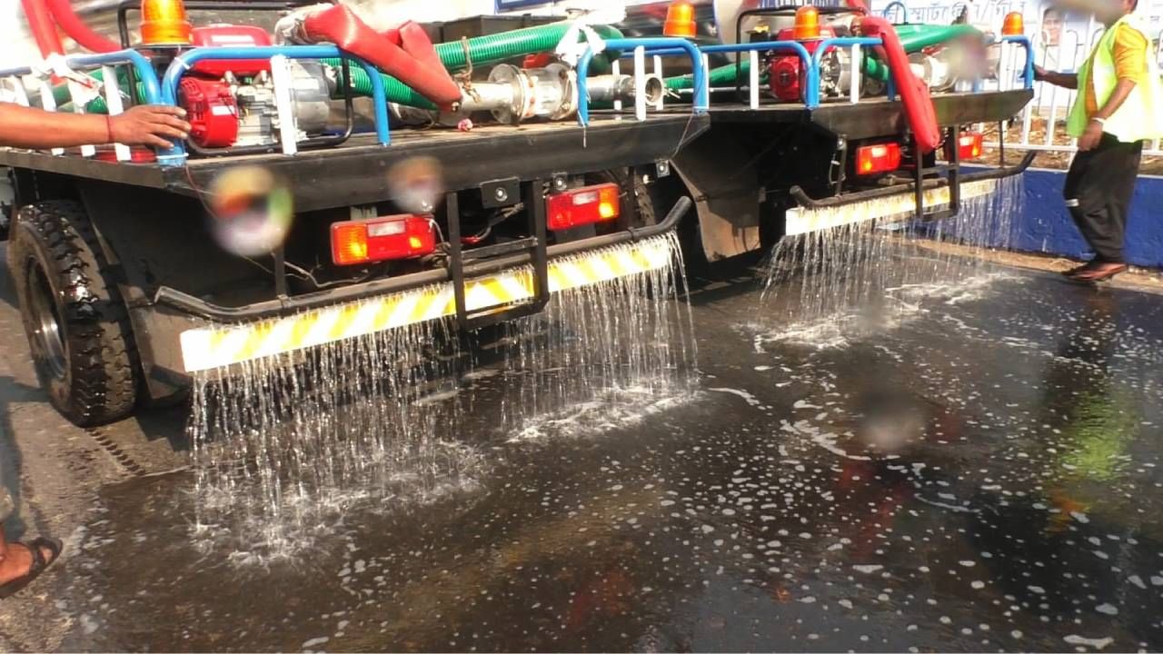 Howrah: মমতার ‘ধমকেই’ কাজ, রাস্তা ধুতে পথে নামল ৮৮ লক্ষের চার স্প্রিংকলার