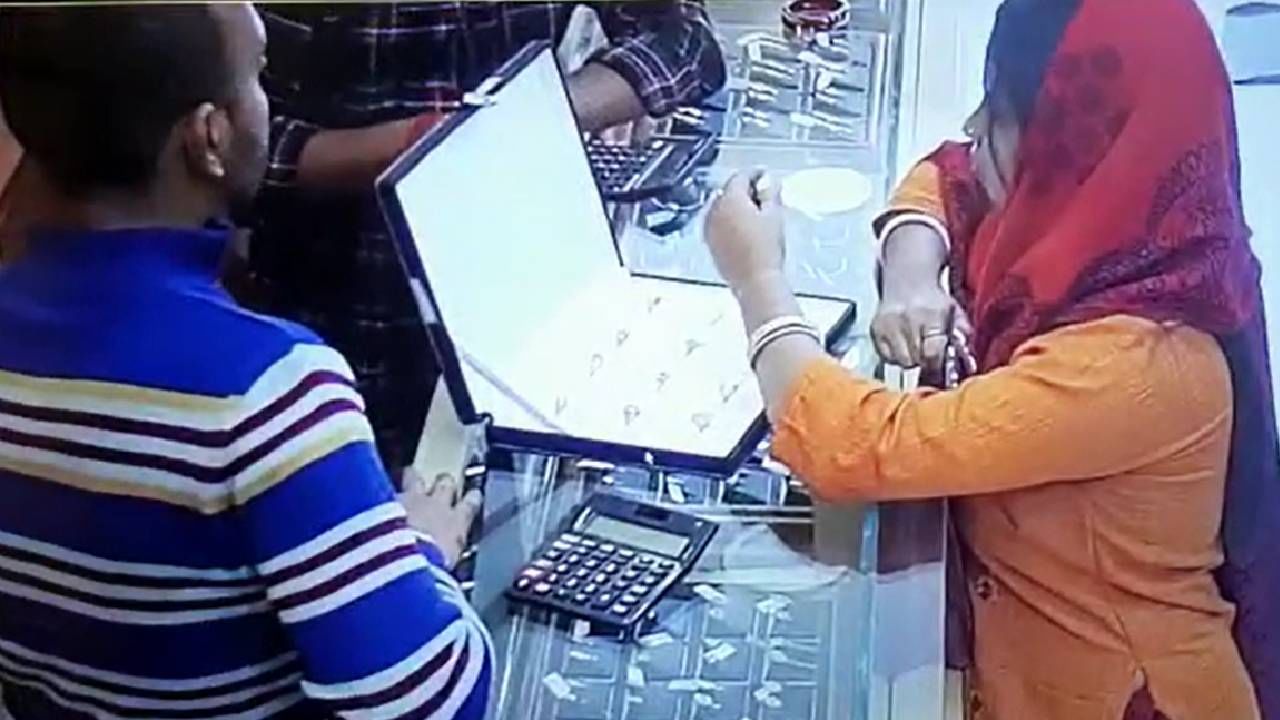 Gold Shop: অভিনব কায়দায় সোনার দোকানে চুরি, আংটি বদলে চম্পট মহিলার