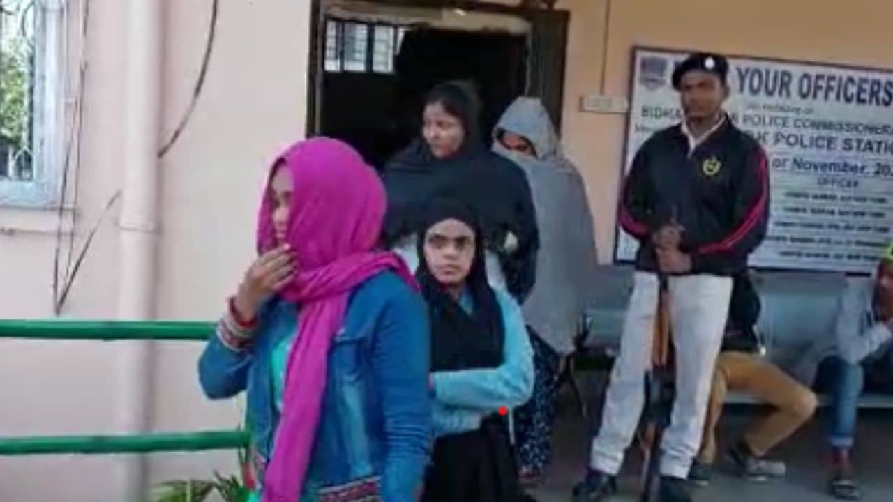 Fraud Case: ঝা চকচকে ডেস্কে  তন্বীদের ভিড়, পুলিশ যেতেই নিউটাউনের অফিসের আসল ব্যবসার পর্দাফাঁস