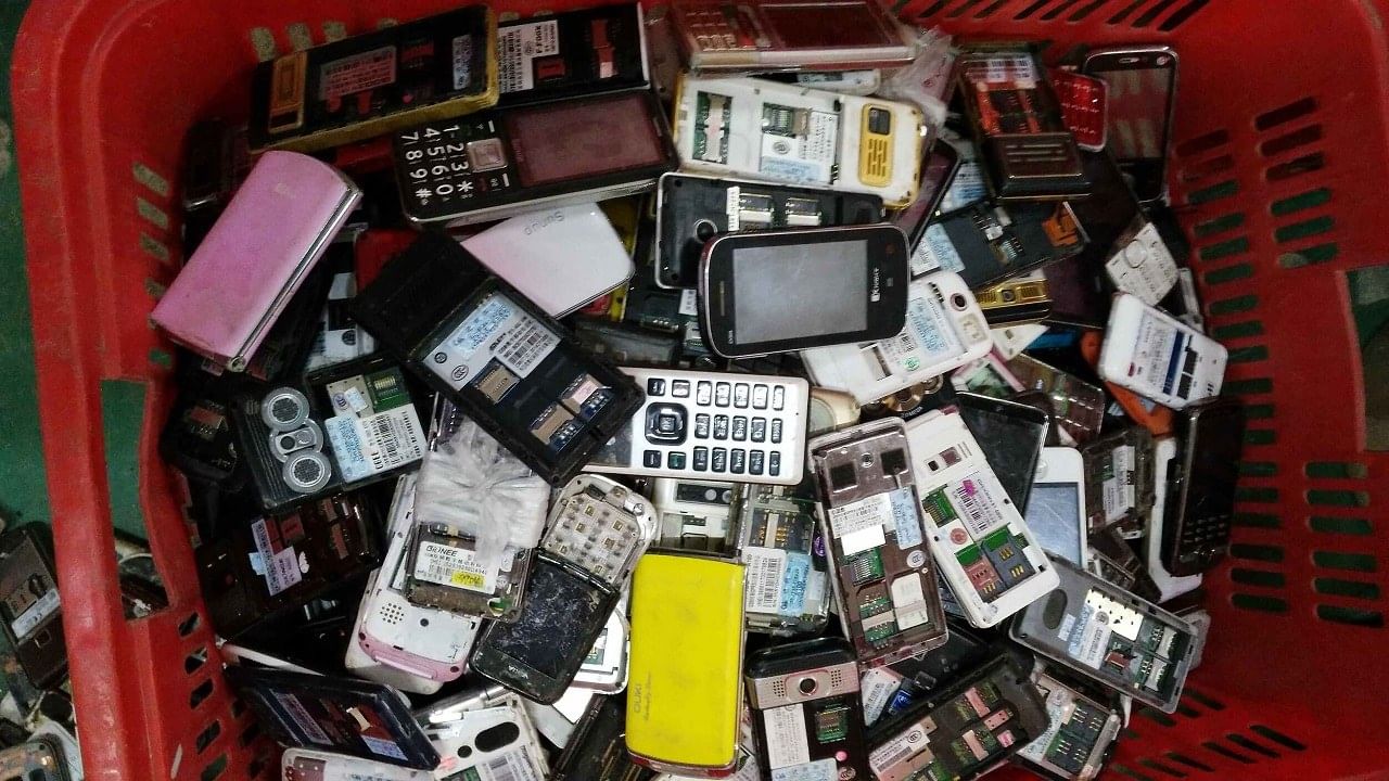 Dangerous Electronic Items: ড্রয়ারে পুরনো ফোন বা হেডফোন? বিস্ফোরণ হতে পারে, এখনই বাড়ি থেকে সরান ভয়ঙ্কর 8 ইলেকট্রনিক আইটেম